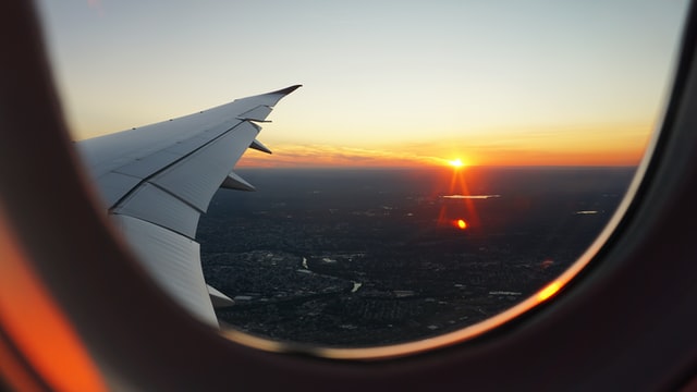 飛行機から見た夕日　Unsplash